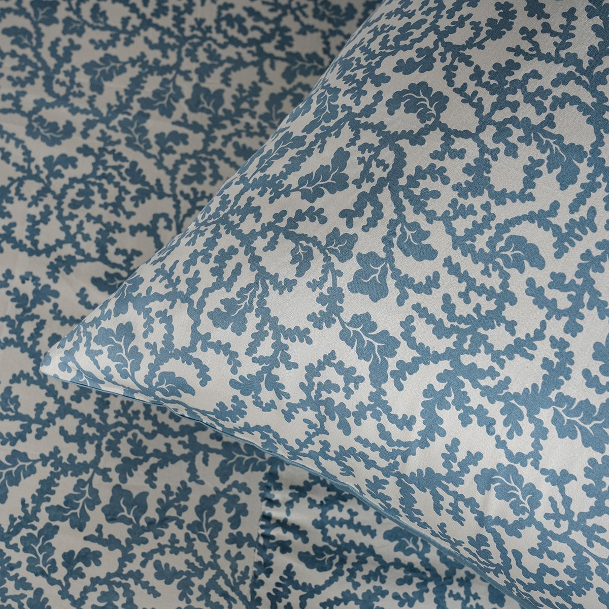 Classical Impression Ornamental 100% Cotton Bedsheet with Pillow Case Blue