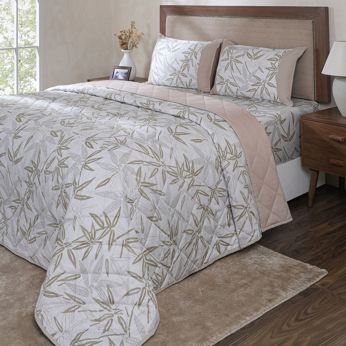 Hermosa Botanic Bloom Bamboo Breeze Quilt Beige