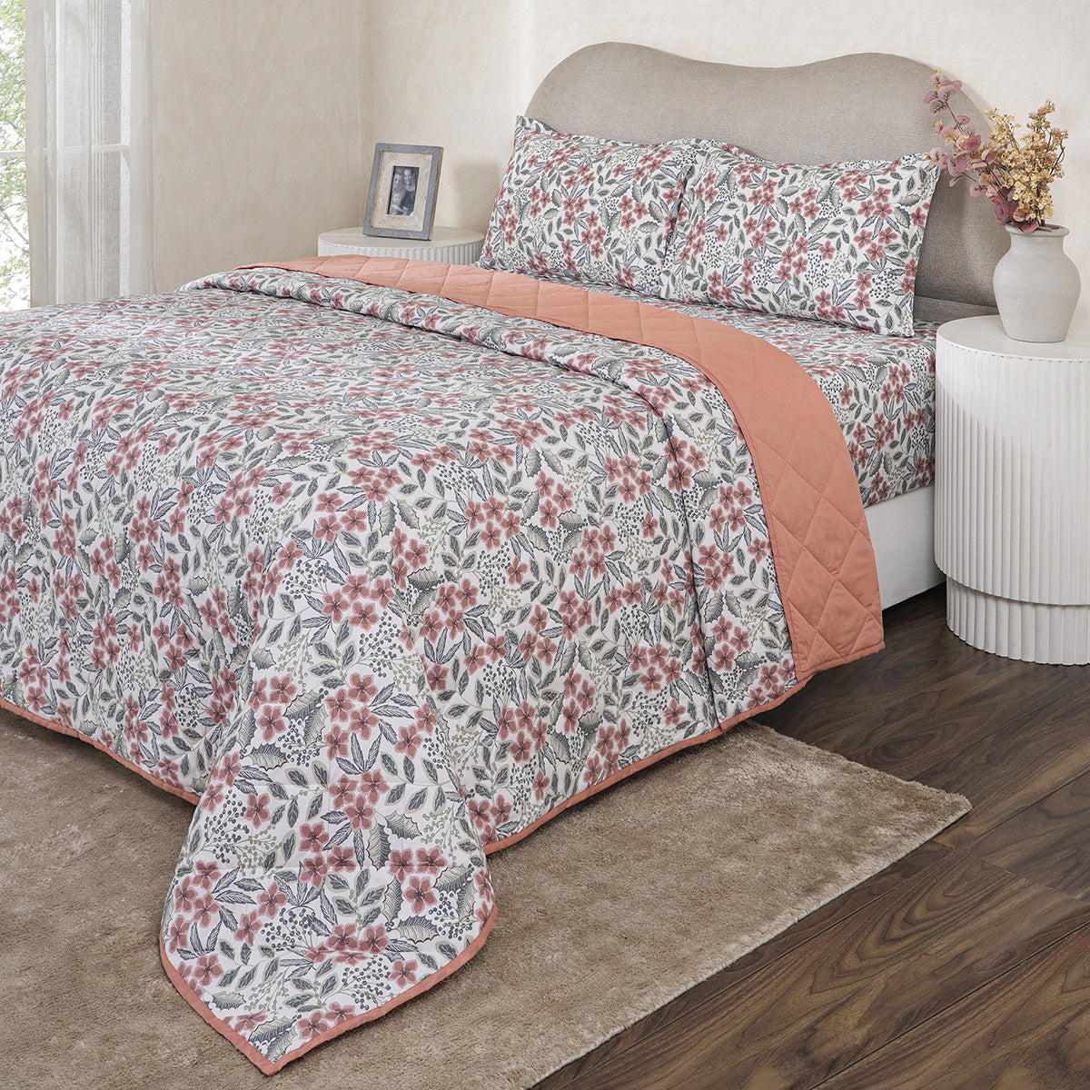 Hermosa Botanic Bloom Fleur Essence Quilt Red