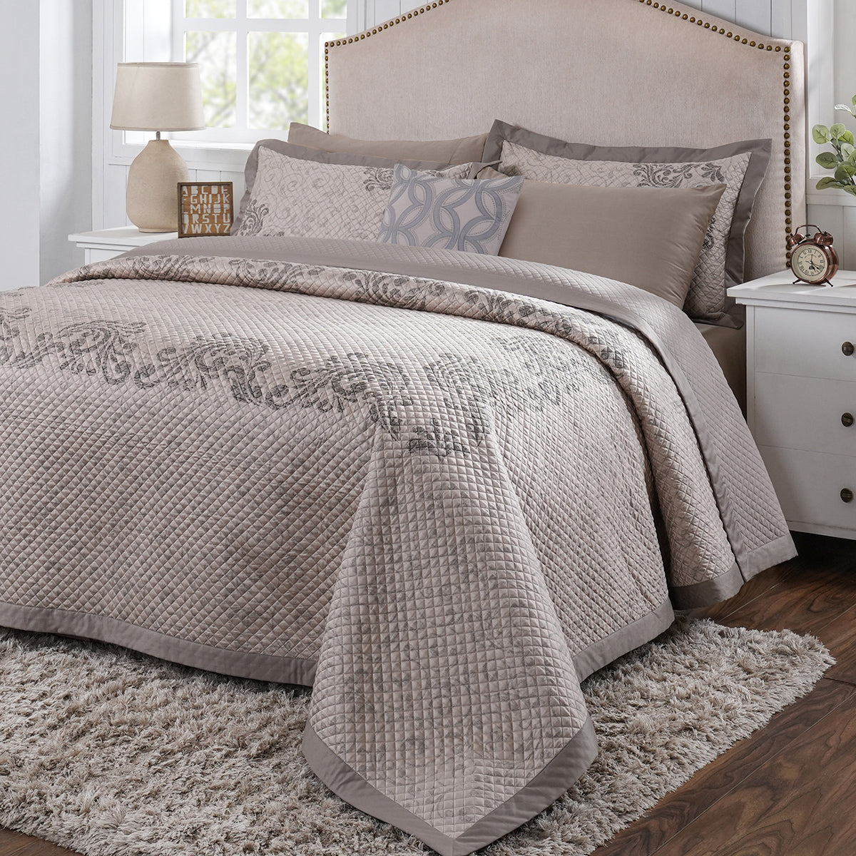 8pcs Quilt/Qulited Bed Cover Set Neutral Classical Ornate Seamless Scroll