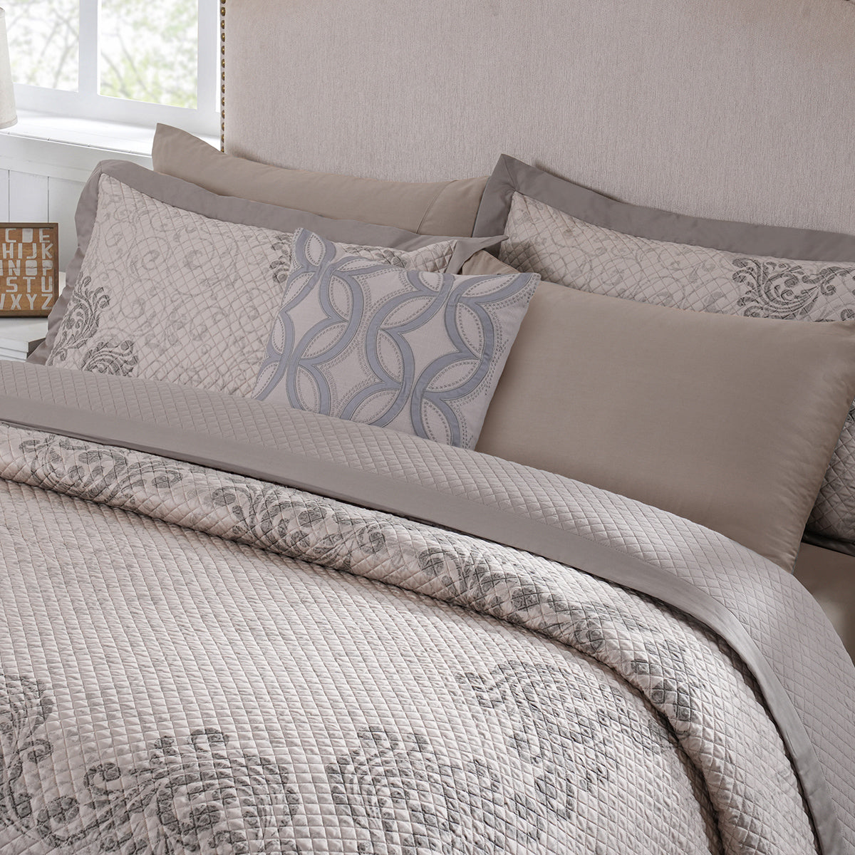 8pcs Quilt/Qulited Bed Cover Set Neutral Classical Ornate Seamless Scroll