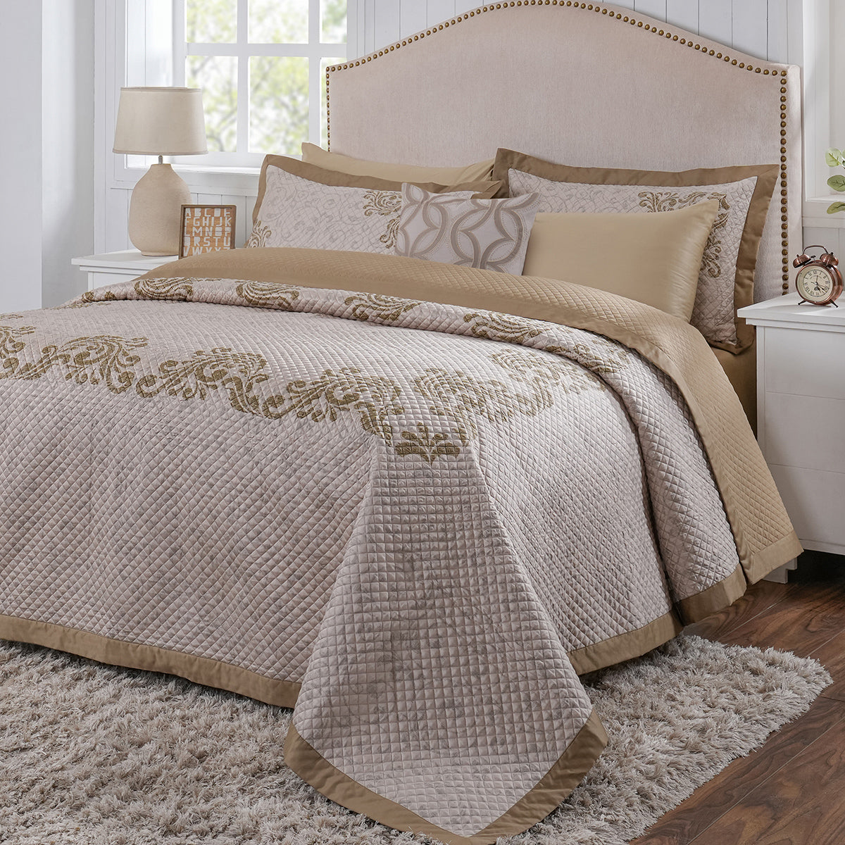 8pcs Quilt/Qulited Bed Cover Set Gold Classical Ornate Seamless Scroll