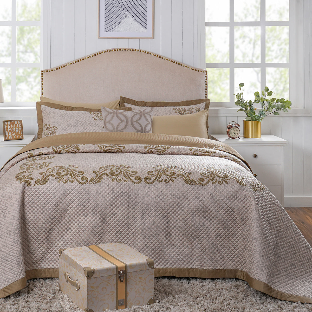 8pcs Quilt/Qulited Bed Cover Set Gold Classical Ornate Seamless Scroll