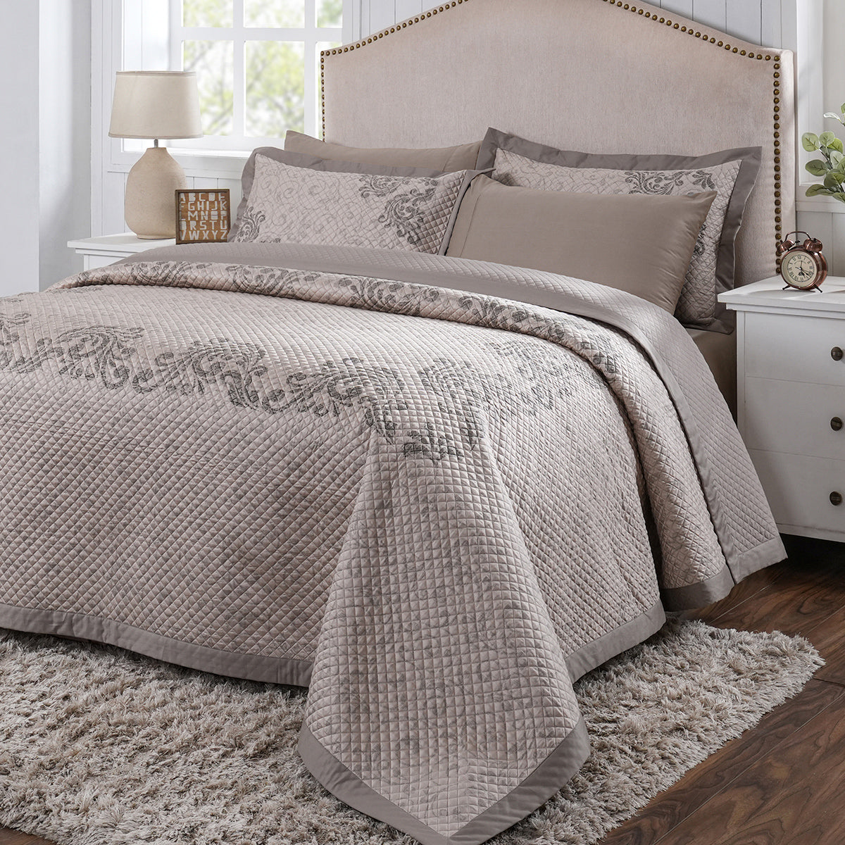 Classical Ornate Seamless Scroll Quilt/Quilted Bed Cover Neutral