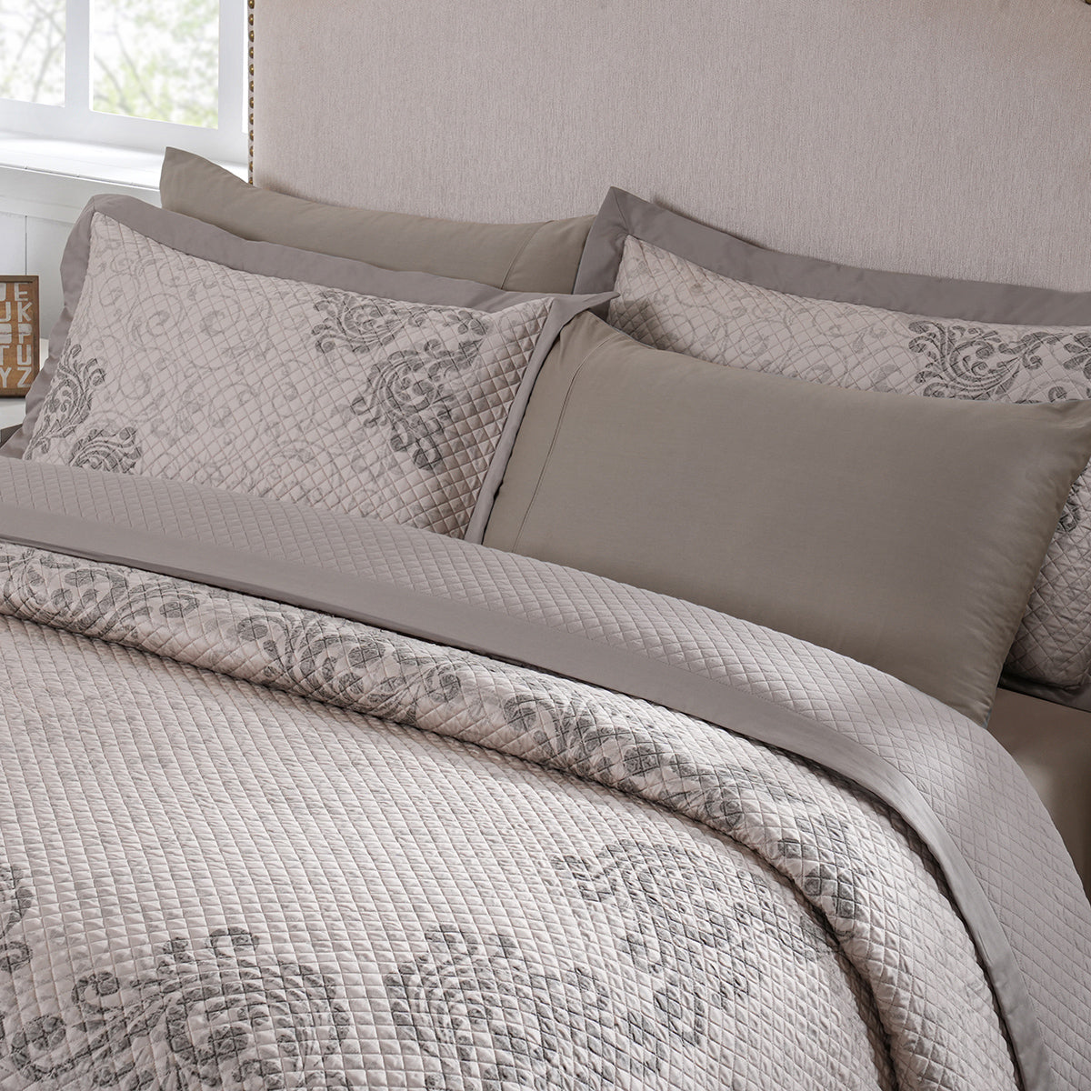 Classical Ornate Seamless Scroll Quilt/Quilted Bed Cover Neutral