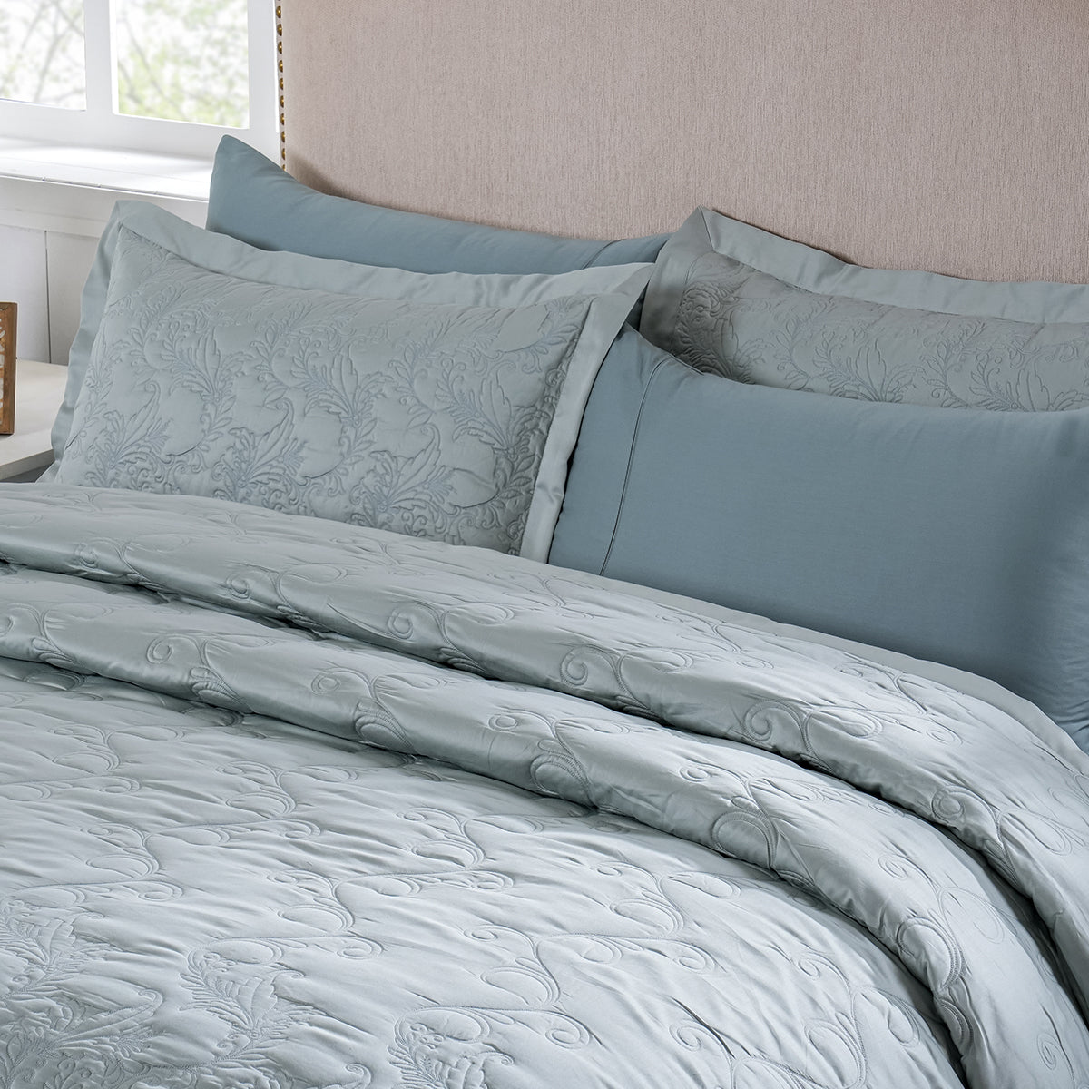 Classical Ornate Twirls & Swirls Quilt/Quilted Bed Cover Blue