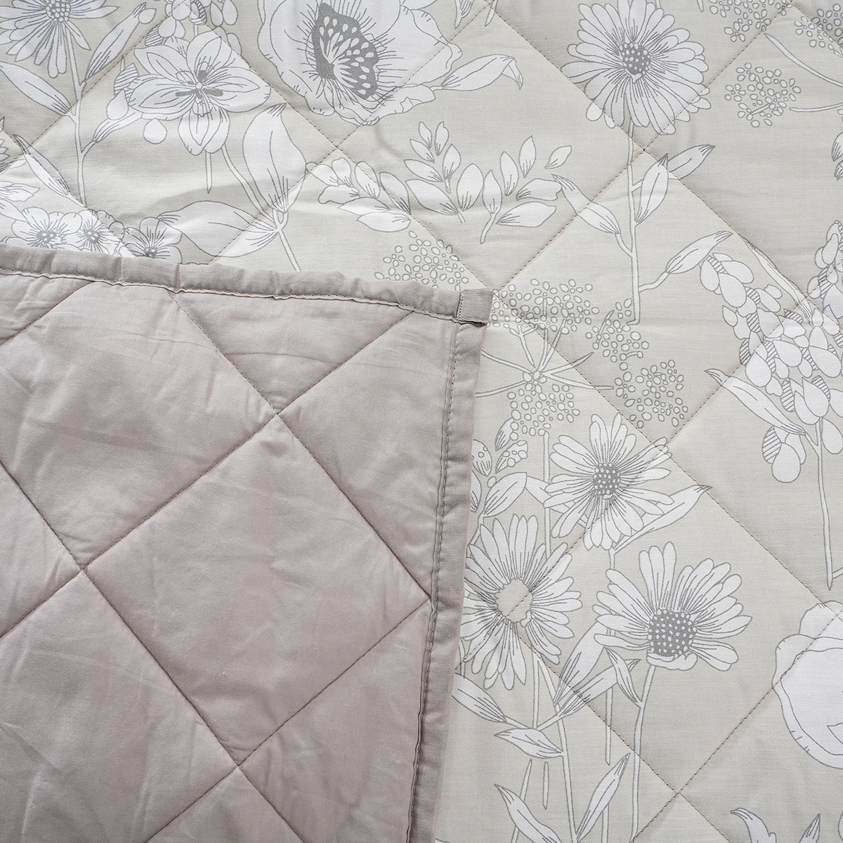 Royal Botanic 115 GSM Outline Floral Quilt/Quilted Bed Cover