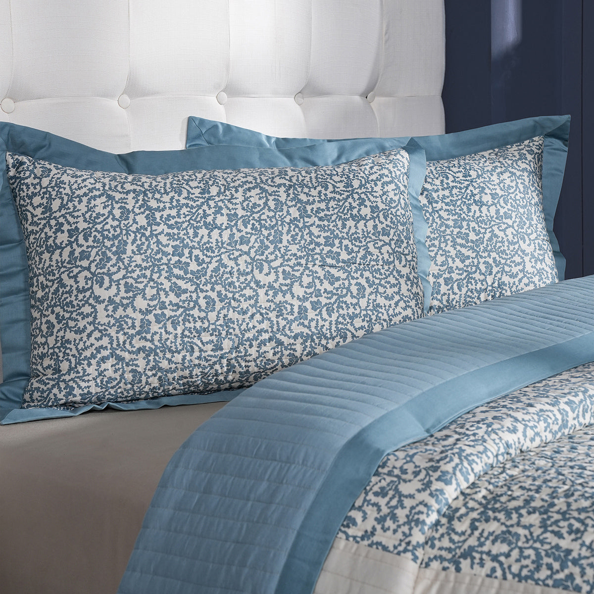 Classical Impression Ornamental Quilt/Quilted Bed Cover Blue