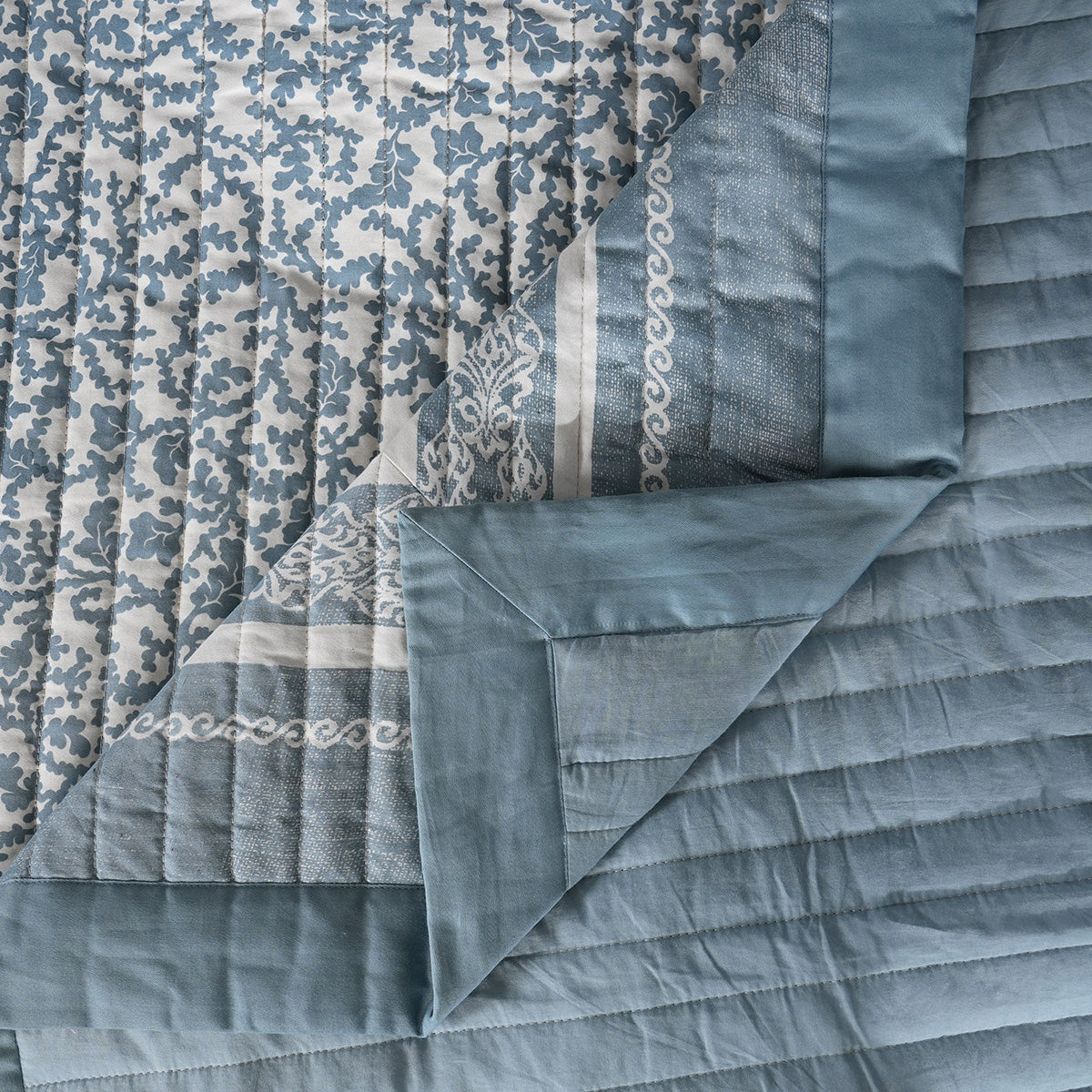 Classical Impression Ornamental Quilt/Quilted Bed Cover Blue