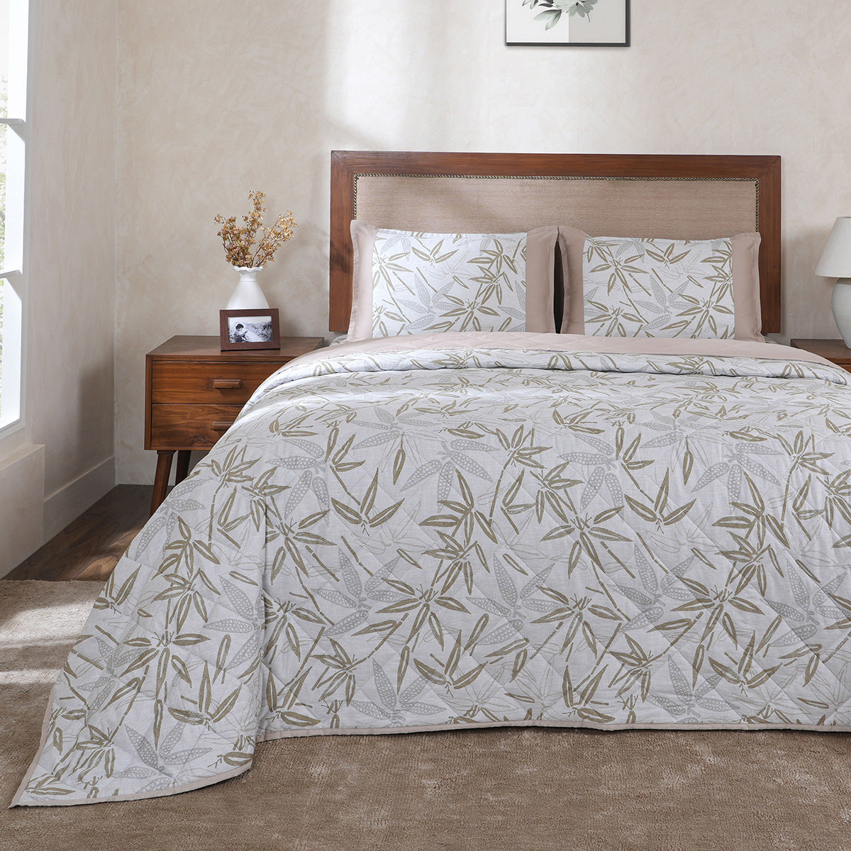 Hermosa Botanic Bloom Bamboo Breeze Quilt Beige