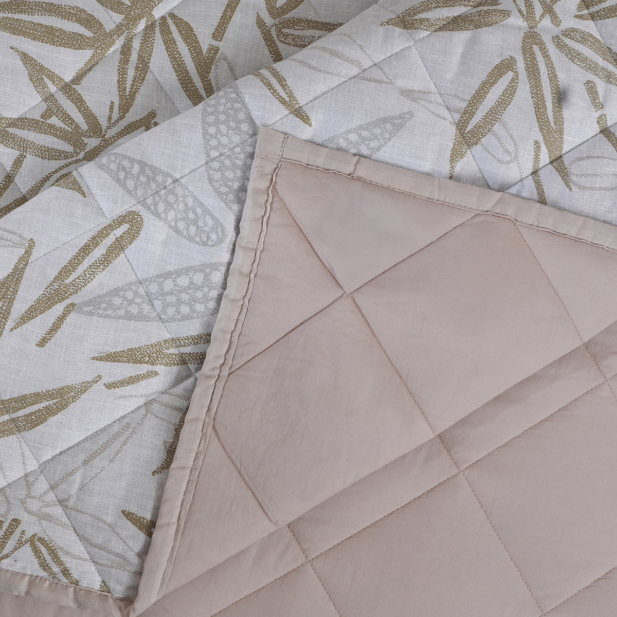Hermosa Botanic Bloom Bamboo Breeze Quilt Beige