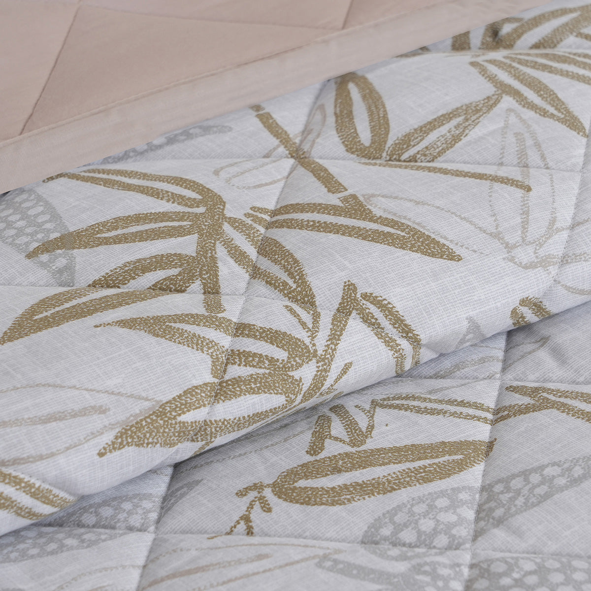 Hermosa Botanic Bloom Bamboo Breeze Quilt Beige