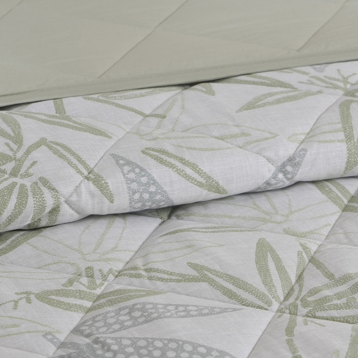 Hermosa Botanic Bloom Bamboo Breeze Quilt Green