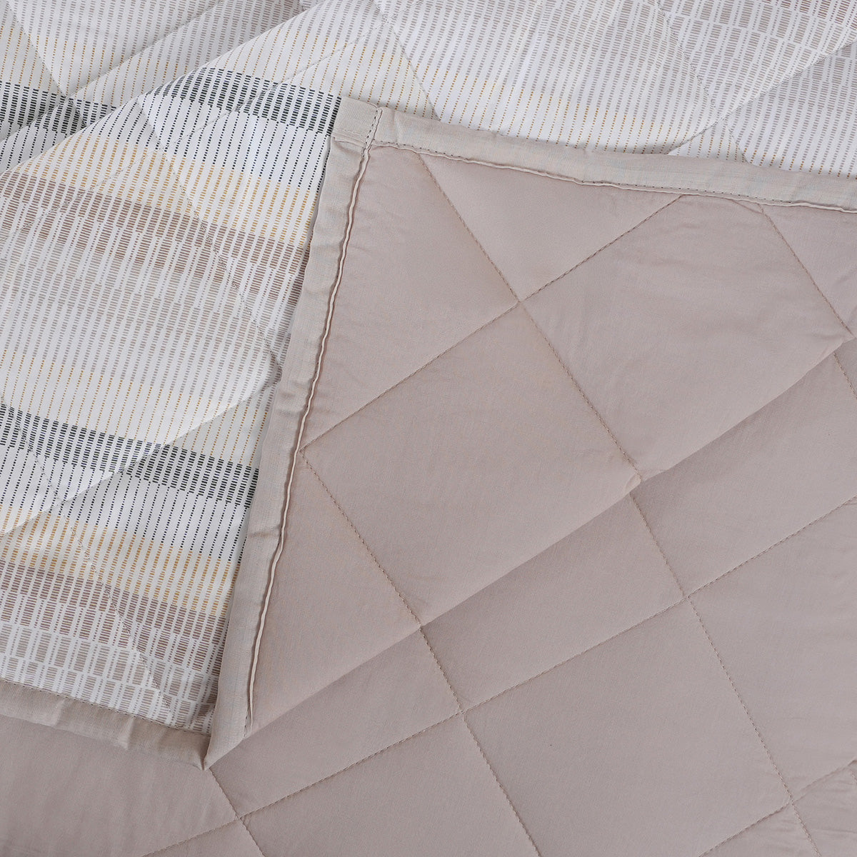 Hermosa Botanic Bloom Wovelle Quilt Marzipan