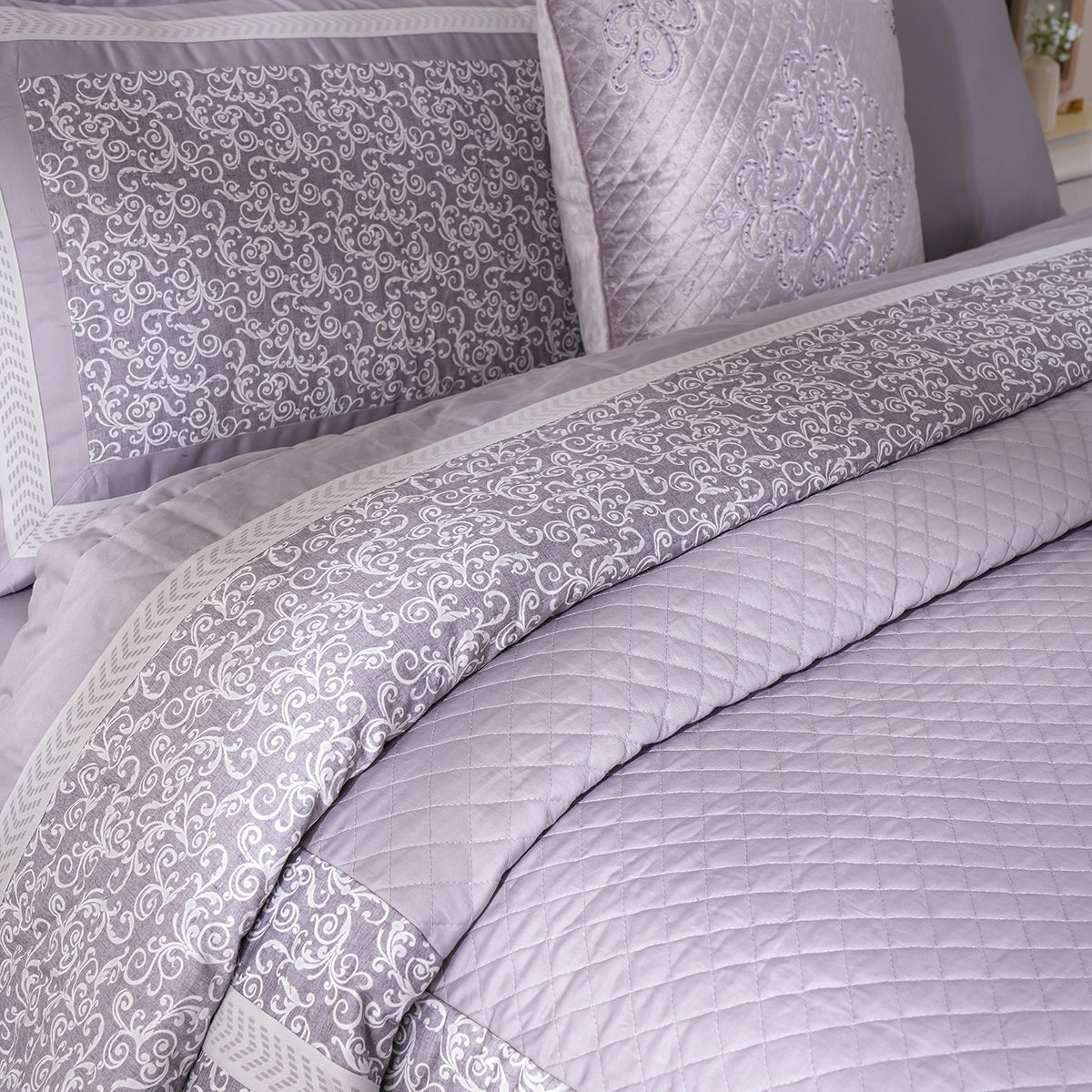 Ornamental Elegance Splendid Quilt/Quilted Bed Cover Purple