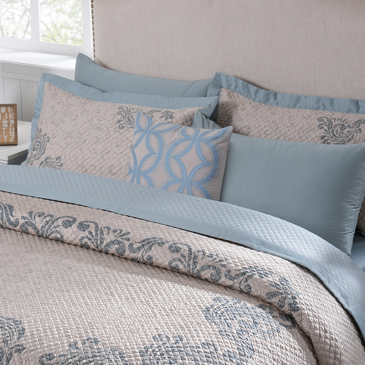 8pcs Quilt/Qulited Bed Cover Set Blue Classical Ornate Seamless Scroll