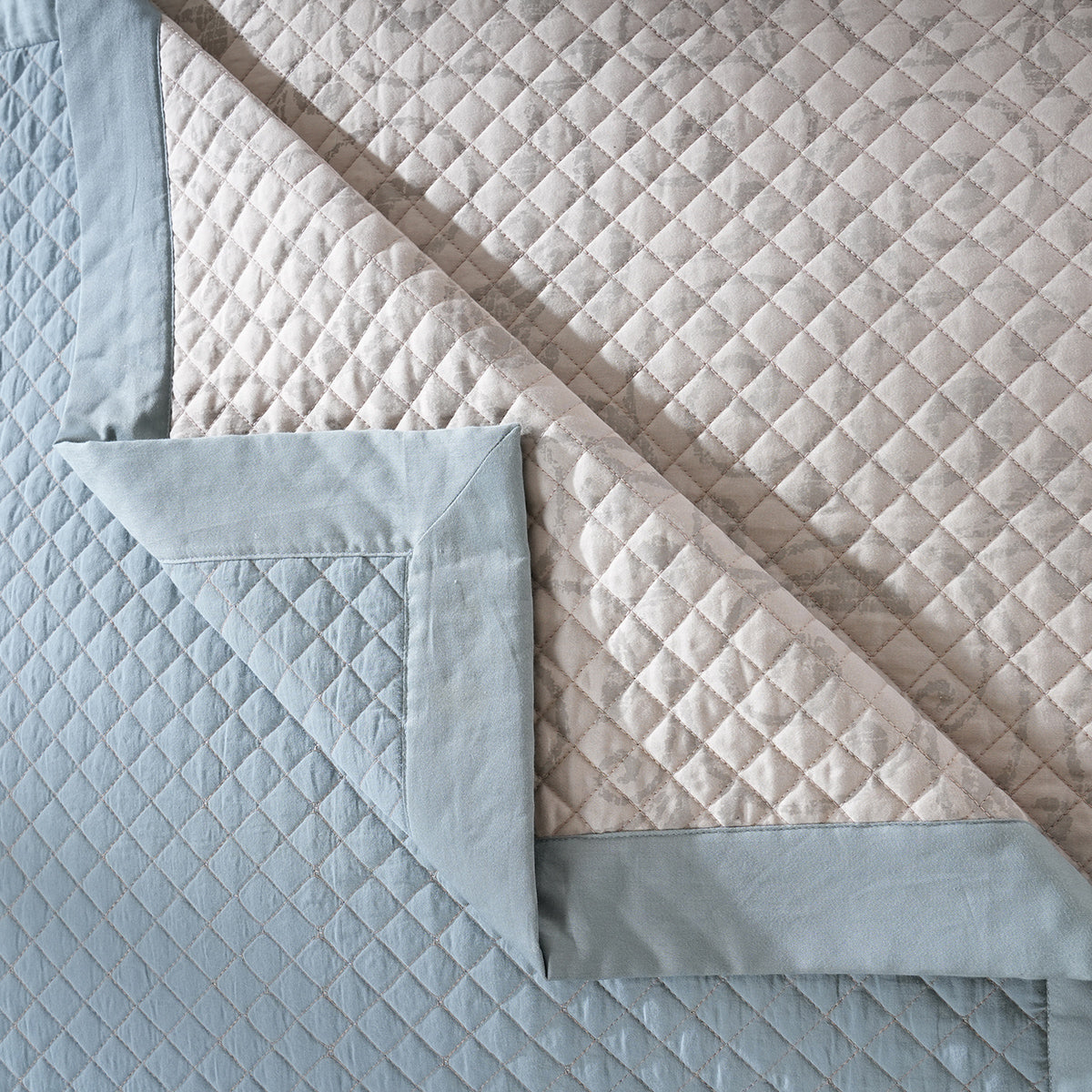 8pcs Quilt/Qulited Bed Cover Set Blue Classical Ornate Seamless Scroll