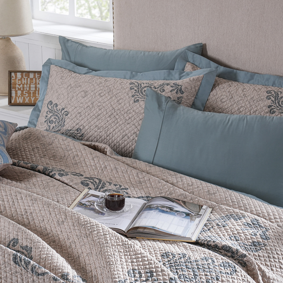 8pcs Quilt/Qulited Bed Cover Set Blue Classical Ornate Seamless Scroll
