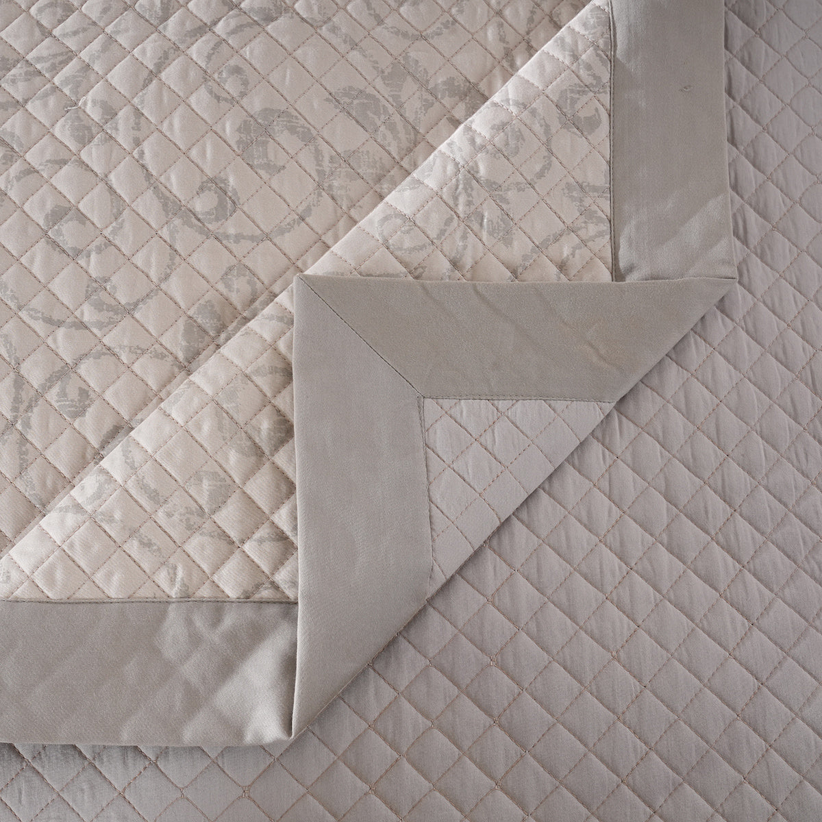 8pcs Quilt/Qulited Bed Cover Set Neutral Classical Ornate Seamless Scroll