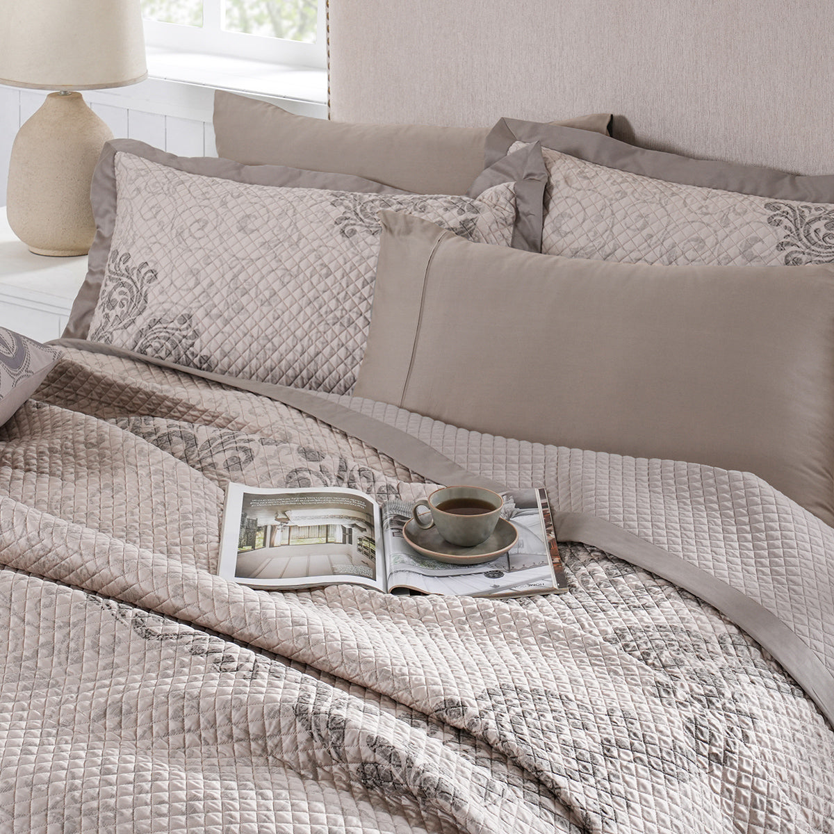 8pcs Quilt/Qulited Bed Cover Set Neutral Classical Ornate Seamless Scroll