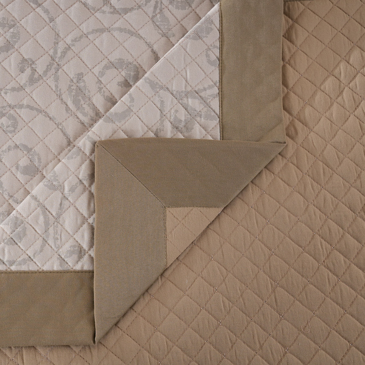 8pcs Quilt/Qulited Bed Cover Set Gold Classical Ornate Seamless Scroll