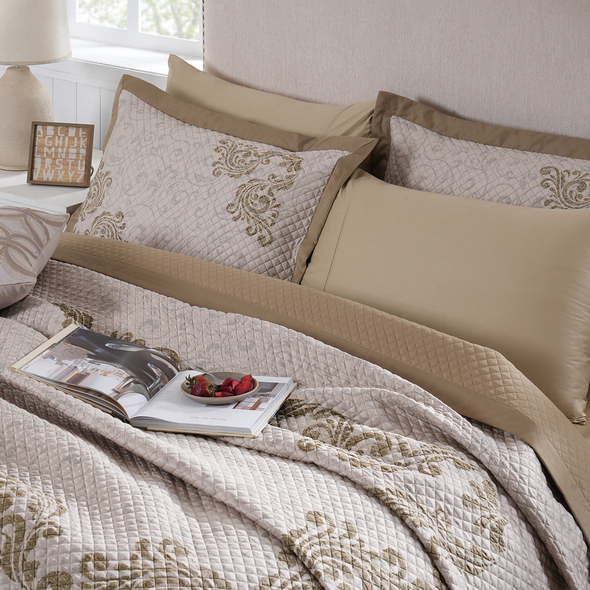 8pcs Quilt/Qulited Bed Cover Set Gold Classical Ornate Seamless Scroll