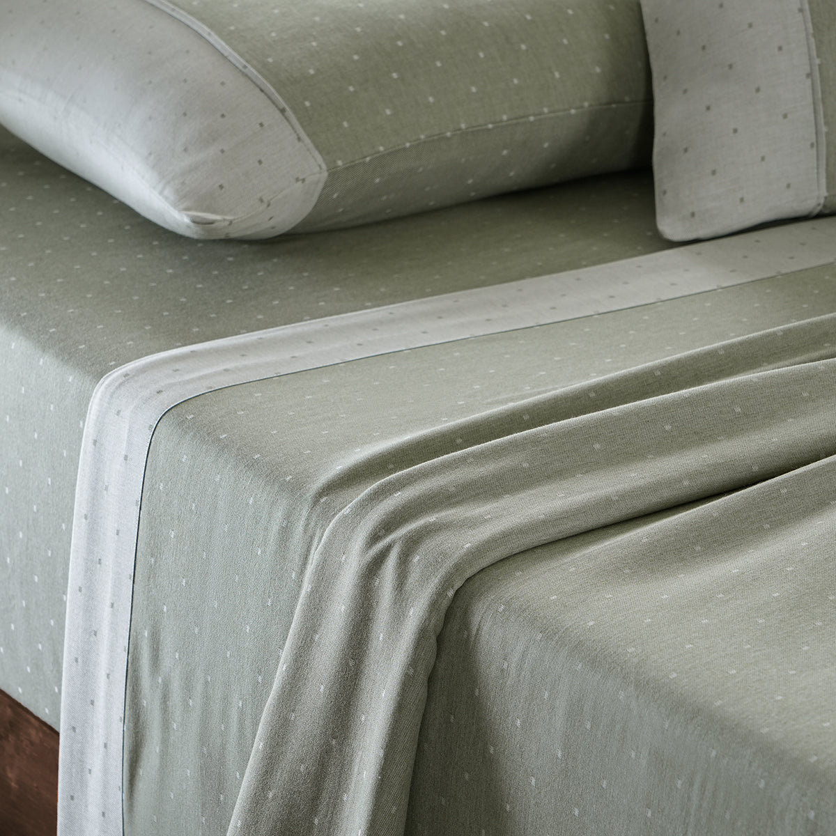 Muted Dot Reversible Made With Egyptian Cotton Ultra Soft Green Bed Sheet with Pillow Case
