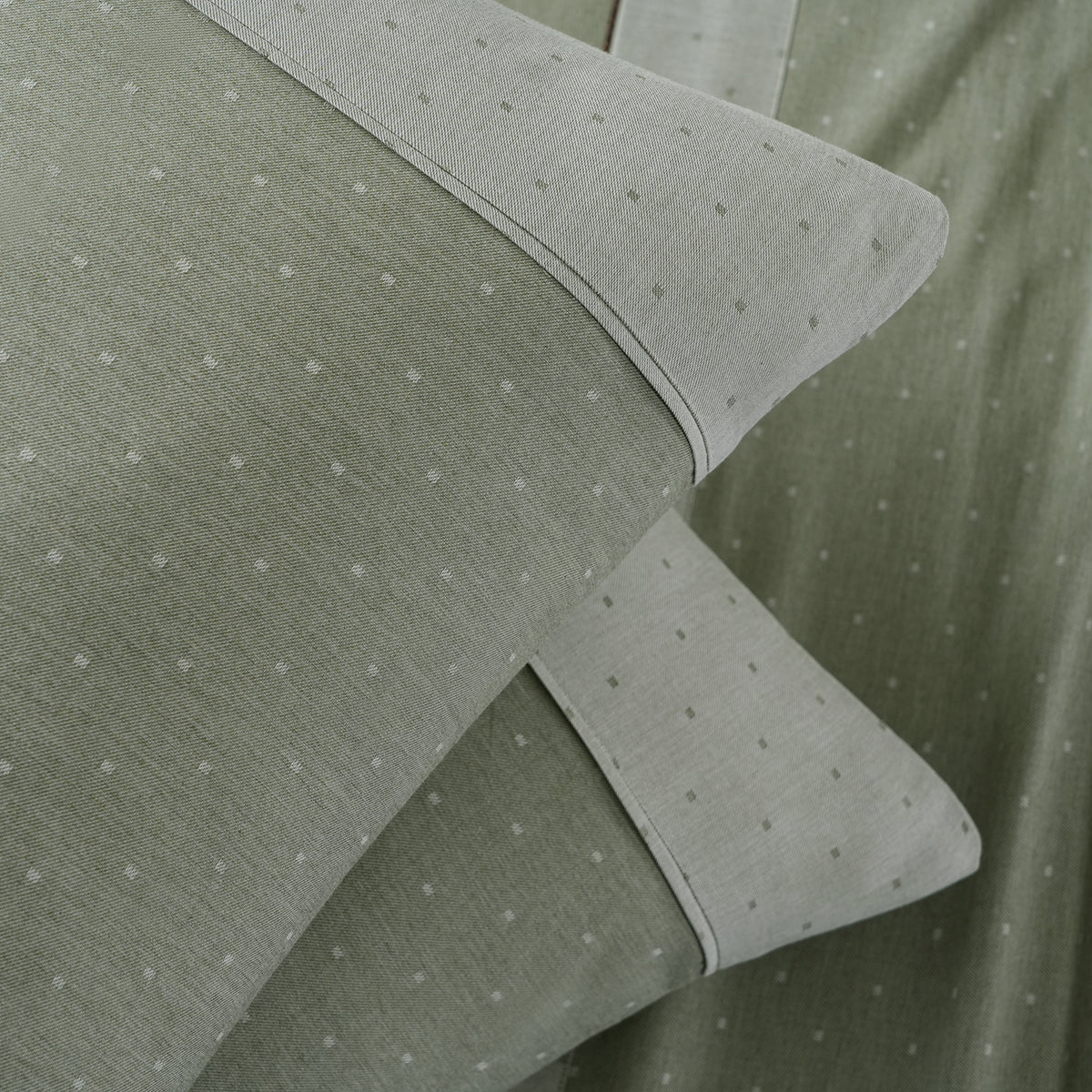Muted Dot Reversible Made With Egyptian Cotton Ultra Soft Green Bed Sheet with Pillow Case