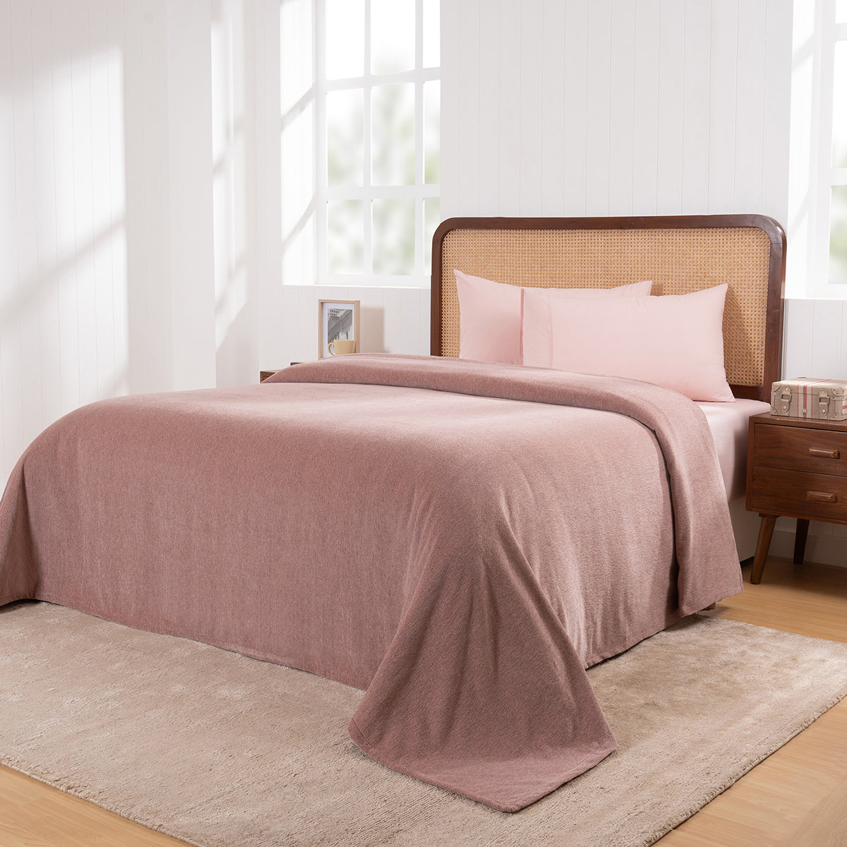 Charlotte Woven Misty Rose Bed Cover /Blanket