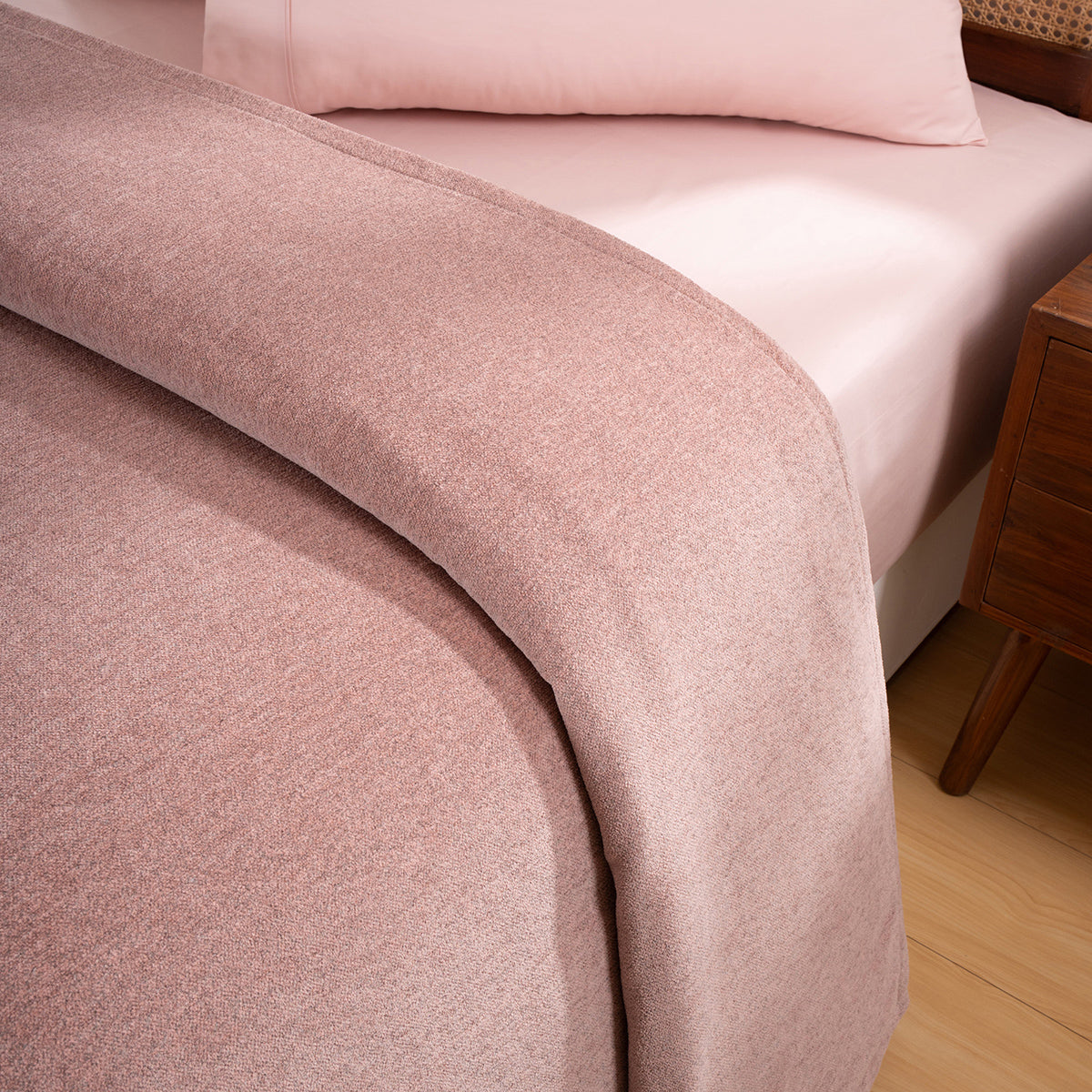 Charlotte Woven Misty Rose Bed Cover /Blanket
