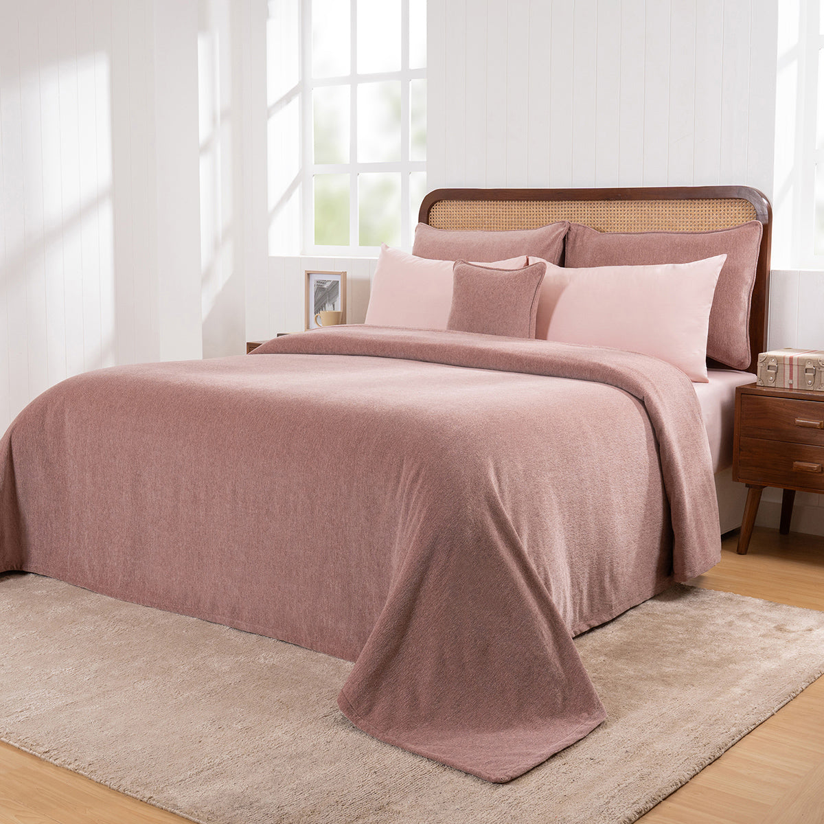 Charlotte Woven Misty Rose Bed Cover /Blanket