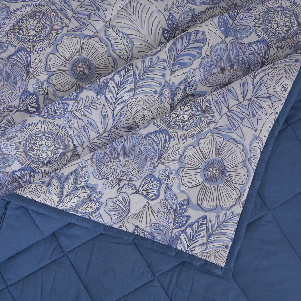 Hermosa Botanic Bloom Petaline 4Pcs Blue Shadow Quilt Set