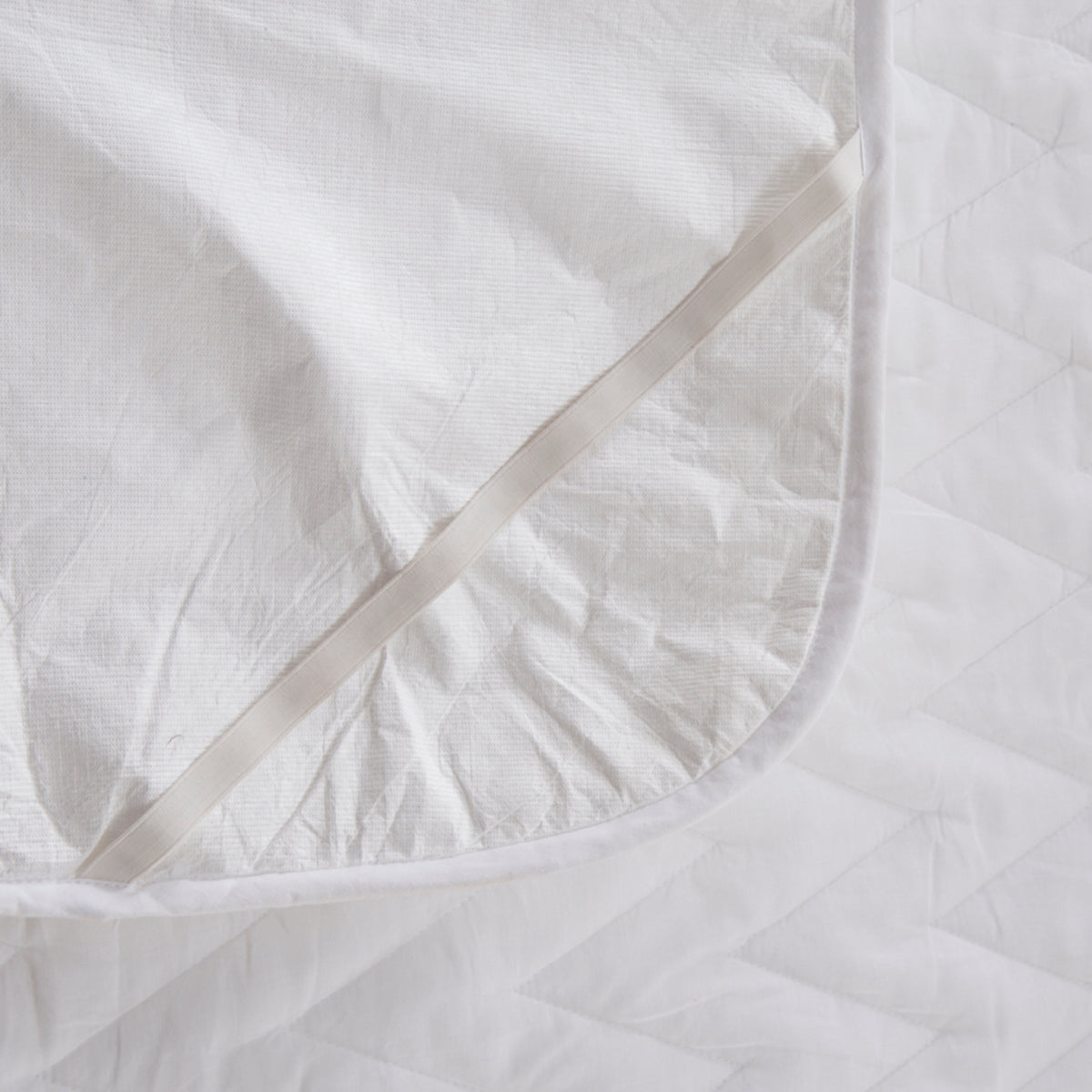 2" Zig Zag Quilt Water Proof Fabric White Mattress Protector