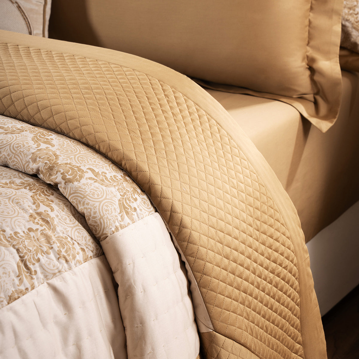 Quilt 100% Cotton Gold Damascene Imperial Grace