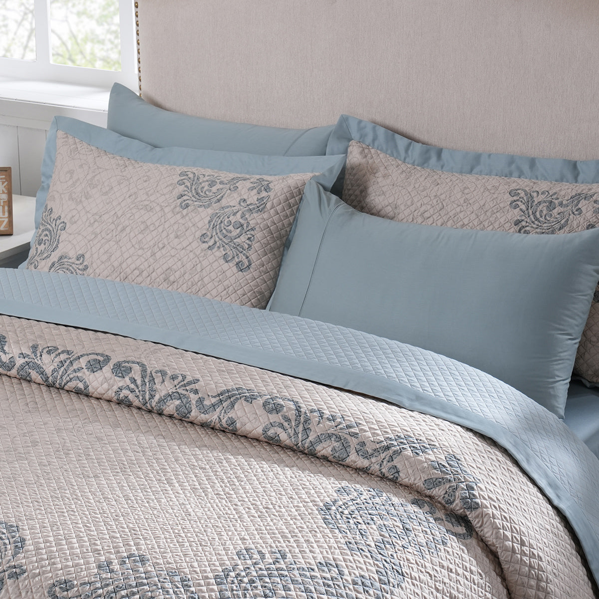Classical Ornate Seamless Scroll Quilt/Quilted Bed Cover Blue