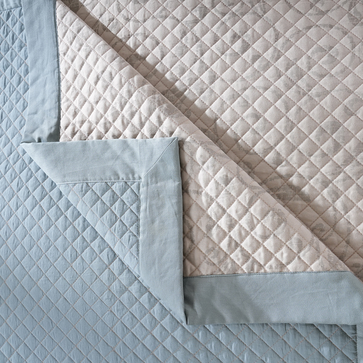 Classical Ornate Seamless Scroll Quilt/Quilted Bed Cover Blue