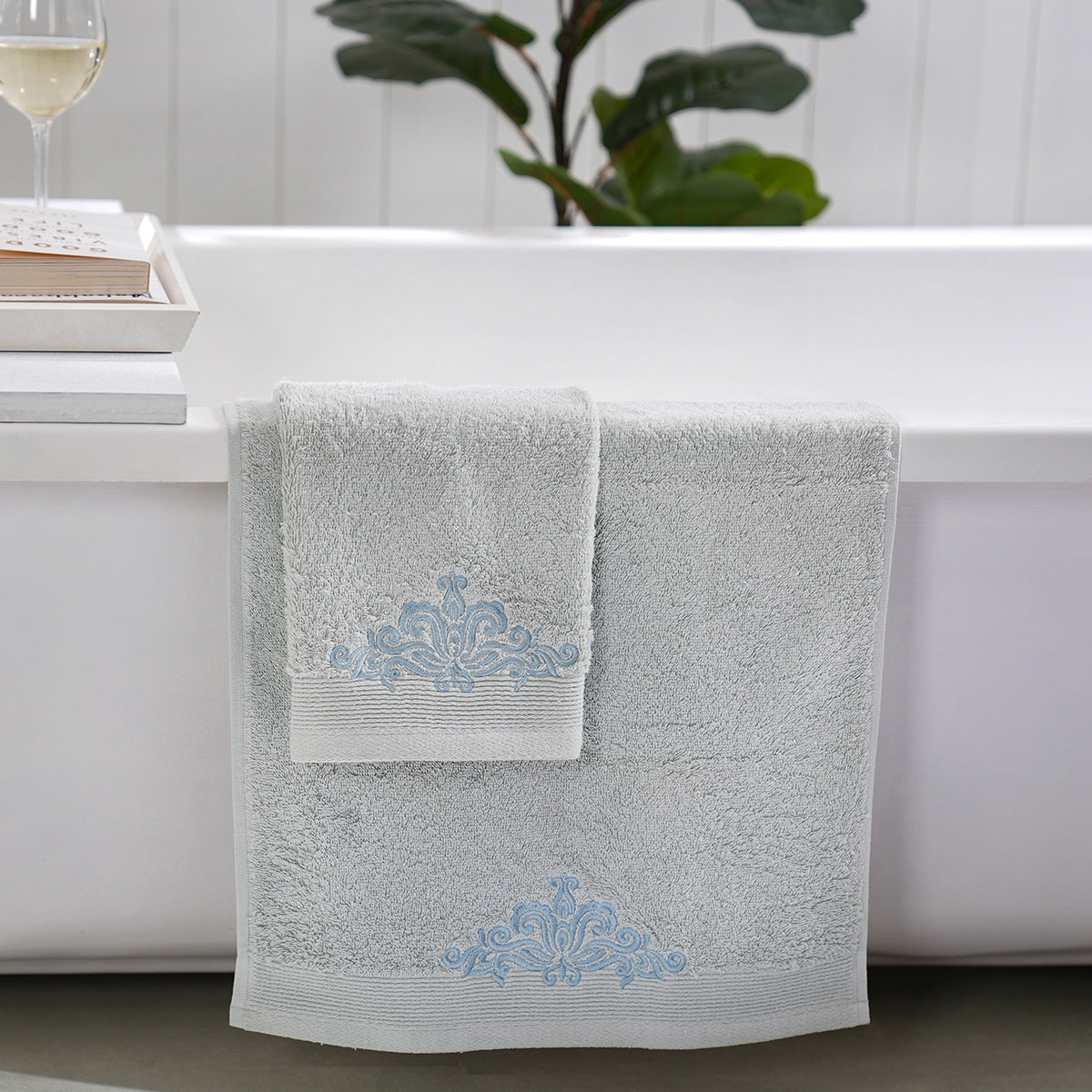 Classic Trope Embroidery 100% Cotton Towel Set Blue