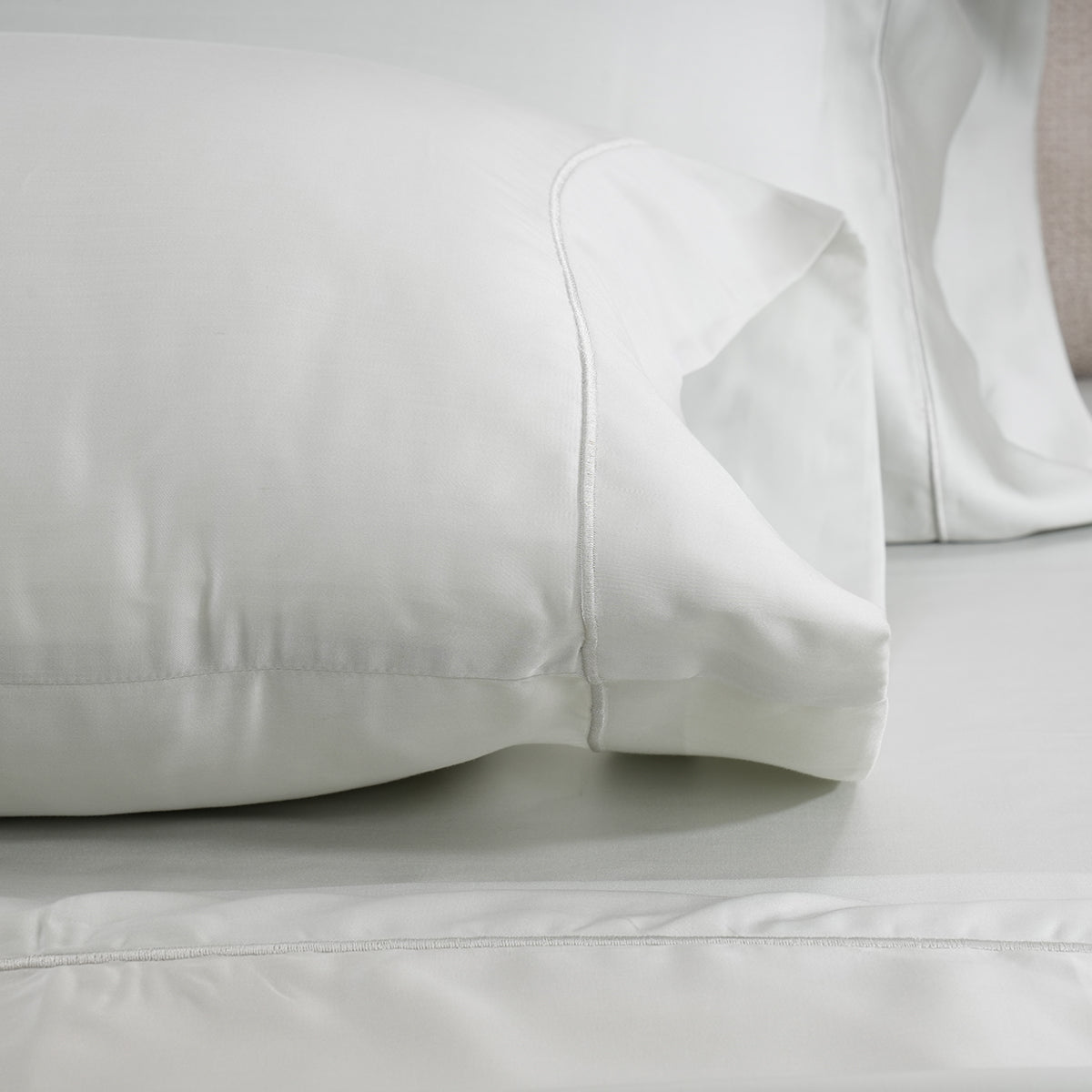 Vintage Noemi Solid 100% Tencel™ Green Bed Sheet With Pillow Case